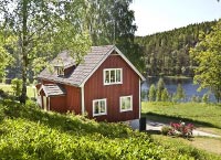 Confortable maison suédoise située sur un terrain à proximité de plusieurs lacs. 