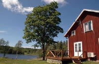 Maison suédoise rouge avec plage privative
